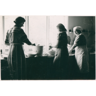 SLM P2018-0676 - Käringön år 1944, tre kvinnor lagar mat