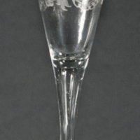 SLM 2430 - Brännvinsglas med blomsterslinga och väderben, 1700-tal