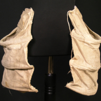SLM 14119 4 - Höftkuddar, så kallade pocher som använts under en klänning, 1700-talets mitt