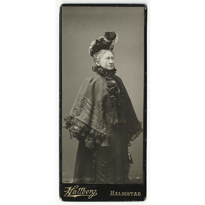 SLM P2021-0026 - Visitkort, foto på äldre kvinna ca 1900, har tillhört konstnären Bodil Güntzel