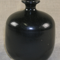 SLM 28101 - Vas av stengods, svart glasyr, signerad: 