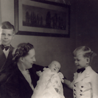 SLM P07-1384 - Annalisa (Lisa) Lybeck, med sönerna Anders (till vänster), Johan ( i mitten) och Thomas (till höger) 1944
