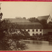 SLM P11-5890 - Kvarteret Sågarbacken med vy mot Alla Helgona kyrka ca 1870-tal