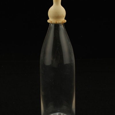 SLM 29272 - Nappflaska av glas med napp av gummi, 1950-tal