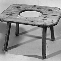 SLM 2568 - Gångstol eller pottstol från Lilla Stensäter i Kila socken