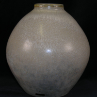 SLM 28143 - Vas av keramik, gråvit glasyr, etikett: 