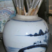 SLM 7234 1-2 - Kinesisk ingefärskruka av porslin, vit med motiv i blått, använd som penselställ