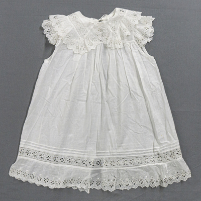 SLM 52613 - Barnförkläde av vit linnebatist prytt med spetsar, tidigt 1900-tal