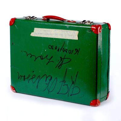 SLM 35089 2 - Grönmålad resväska som innehållit 