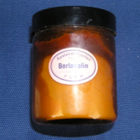 SLM 33551 - Glasburk med hudsalva, borlanolin, från apoteket Hjorten