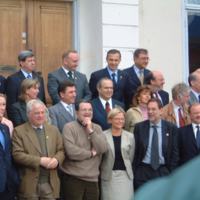 SLM D09-319 - Från utrikesministermötet i Nyköping år 2001, gruppfoto framför residenset