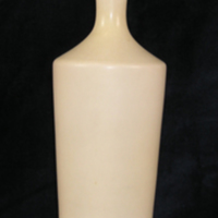 SLM 27575 - Vas av stengods, vit glasyr, design Berndt Friberg