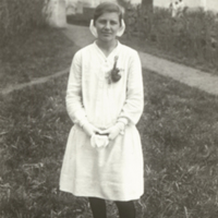 SLM P12-219 - Aina Karlsson konfirmeras, ca 1929, Gryts kyrka i bakgrunden