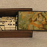 SLM 12096 - Dominospel i trälåda med dekorerat skjutlock