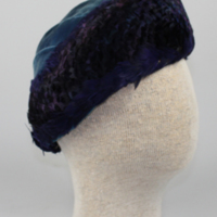 SLM 11622 - Hatt av blå sammet prydd med fjädrar, 1920-tal