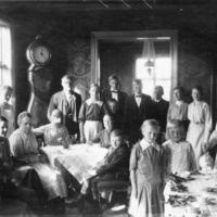 SLM P07-1262 - Kaffekalas med vuxna och barn 1918, Maria Ahlstrand serverar kaffe