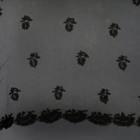 SLM 9494 - Schal av svart tyll med trädda blommor i silke