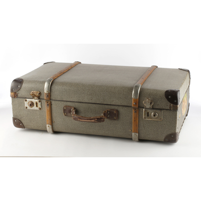 SLM 11628 2 - Resväska av papp, med träribbor, metall- och läderbeslag
