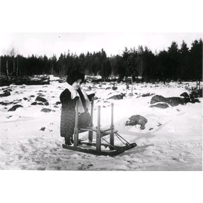 SLM AR40 - Viola Ekholm (1906-1994) med sin kälke på gärdena vid Skogalund, Marsjö