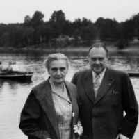 SLM P09-1893 - Elisabeth Lüben och Felix Kersten vid en sjö