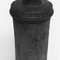 SLM 2054 - Svarvad kryddkvarn tillverkad av björk, 1800-tal