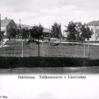 SLM M027670 - Vykort, Tullkammaren och Läroverket, Eskilstuna