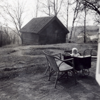 SLM P07-1469 - Anita Ljungwald i barnvagnen vid Kappsta-affären i bettna, 1930-tal