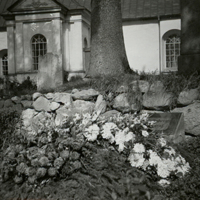 SLM X07-016 - Familjen Holmbergs familjegrav vid Alla Helgona kyrka i Nyköping, vid Aurore Holmbergs begravning 1945