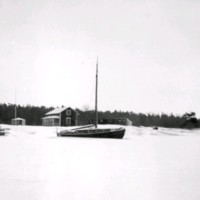 SLM M027876 - Hus och segelbåtar vintertid, vid Oxelösundskusten, tidigt 1900-tal