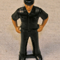 SLM 33361 2 - Leksak, polisfigur av plast, 1980-talet