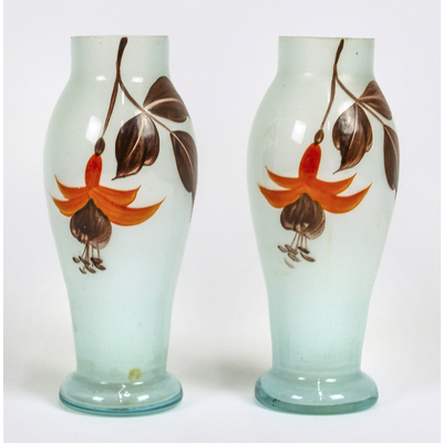 SLM 38811 1-2 - Två vaser, ljusblått glas med målad blomma i brunt och orange