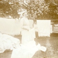 SLM M029534 - En kvinna som hänger tvätt.