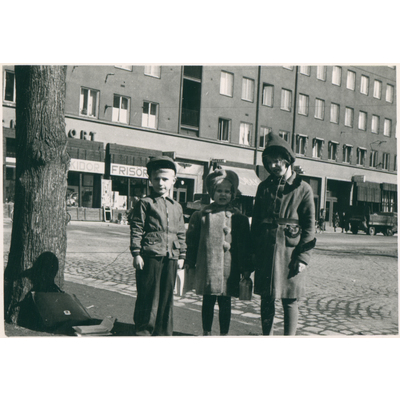 SLM P2018-0632 - Tre barn på ett torg i Stockholm år 1944