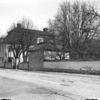 SLM X226-78 - Bernhardska gården från Rådhusgården, Nyköping år 1920