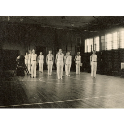 SLM P2020-0445 - Elever vid gymnastikövningar på Solbacka Läroverk, 1932