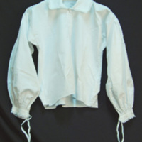 SLM 33596 3 - Överdel av vit bomull, del av Vingåkersdräkt daterad 1975