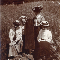 SLM P11-6759 - Flickorna Drake omkring 1907, Märta, Ingeborg, Anna (Schotte) och Hedvig (Christiansson)