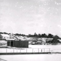 SLM M027877 - Hus och båthus vintertid, vid Oxelösundskusten