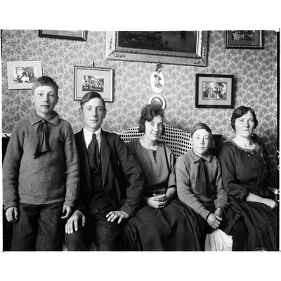 SLM X01-8 - Familjeporträtt i soffa