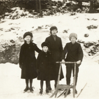SLM P12-243 - Fyra barn vid Stjärnfors, Stjärnhof, bland annat Stockholmsbarnen Amy och Dagny, vänner till familjen