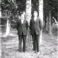 SLM X1852-78 - Porträtt på två män i skogen
