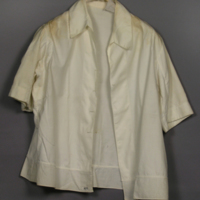 SLM 11537 - Blus av vitt bomullstyg, med skjortkrage och kort ärm
