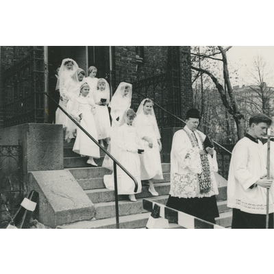 SLM P2022-1068 - Flickor och präst på en kyrktrappa, år 1957