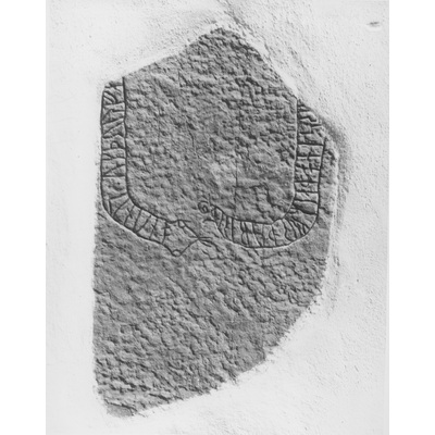 SLM M025634 - Runstensfragment i Huddinge kyrkas yttervägg