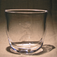 SLM 28191 - Vas av glas med graverat motiv, pojke som blåser såpbubblor, design Vicke Lindstrand, gravör Karl Rössler för Orrefors 1978