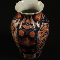 SLM 7629 - Vas av porslin, dekor orange blommor på blå botten