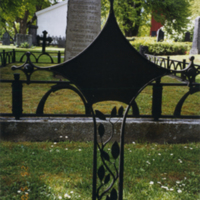 SLM P2013-980 - Tunabergs kyrka, gravsten på kyrkogården