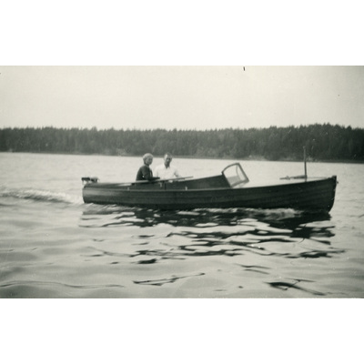 SLM P2022-1022 - Einar och Gertrud Höglund åker båt