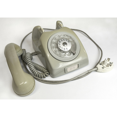 SLM 59381 - Telefon av grå plast, modell Dialog med fingerskiva, från Strängnäs
