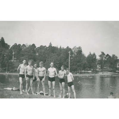 SLM P2018-0563 - Studiekamrater, pojkar, som badar. Studieresa till Göteborg år 1941.